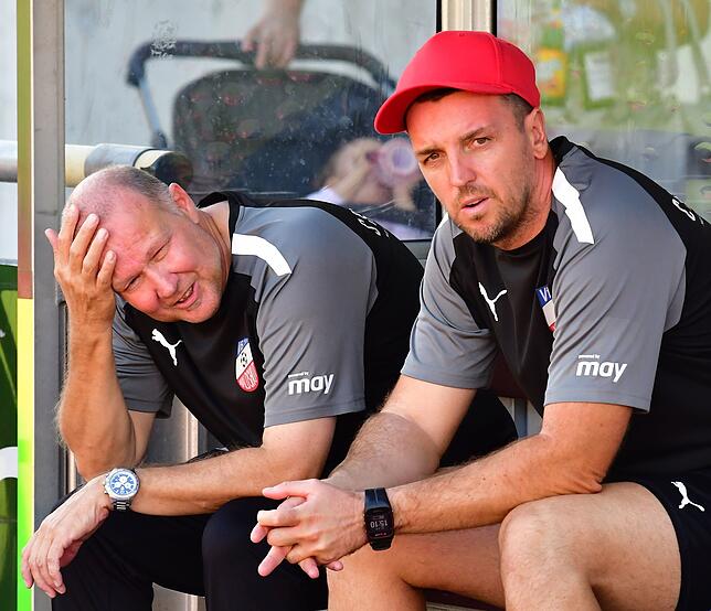Bedient: Trainer Danijel Kovacevic (rechts) und Betreuer Daniel Ferrari vom VfB Waldshut nach dem 1:7 im Derby beim FC Tiengen 08.
