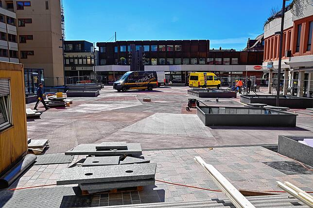 Schon bald können die Bürger hier über den neuen Marktplatz flanieren, ihr Eis genießen und sich erholen.