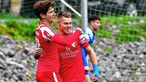 Glückwunsch: Mit seinem 23. Saisontreffer besiegelte Nico Reichardt (rechts, mit Christoph Baschnagel auf dem Archivfoto) den 1:0-Erfolg ...