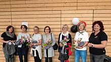Die Vereinsvorsitzende Minka Gottstein (links) und ihre Stellvertreterin Rita Baumgartner (rechts) dankten den Gründungsmitgliedern (von ...