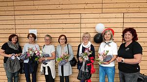 Die Vereinsvorsitzende Minka Gottstein (links) und ihre Stellvertreterin Rita Baumgartner (rechts) dankten den Gründungsmitgliedern (von ...