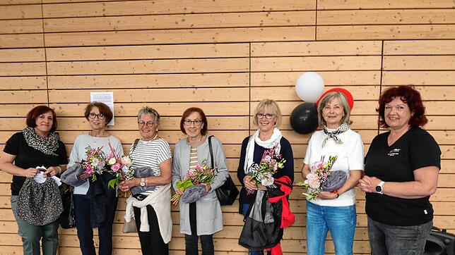 Die Vereinsvorsitzende Minka Gottstein (links) und ihre Stellvertreterin Rita Baumgartner (rechts) dankten den Gründungsmitgliedern (von ...
