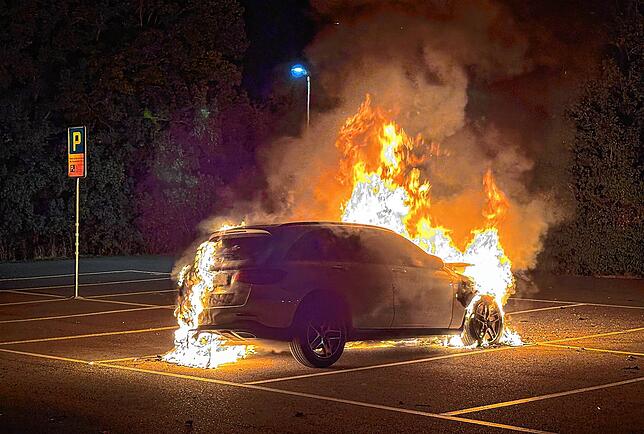 Das Fahrzeug wird durch den Brand komplett zerstört.