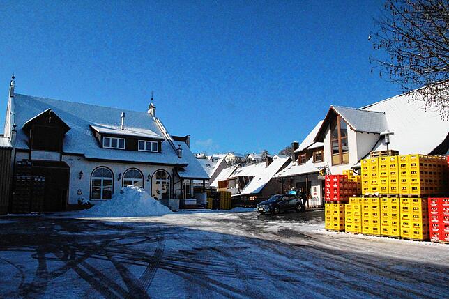 Links im Bild das Sudhaus der Brauerei. Hier arbeitet die Löwenbrauerei auch an Lohnbrau-Aufträgen mit Rezepten kleinerer Brauer.