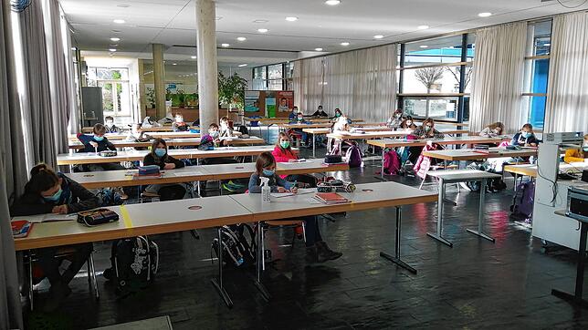 Ein improvisiertes Klassenzimmer für die Klasse 5b in der Aula der Realschule Stühlingen. Dort werden Fünft- und Sechstklässler seit ...