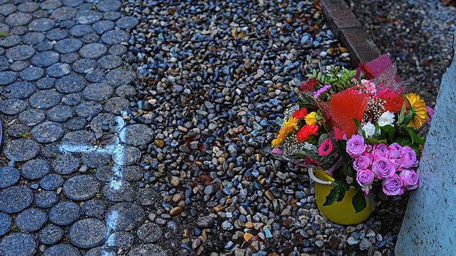Nach dem schweren Unfall am Klinikum erinnerten die Markierungen der Unfallstelle und Blumenstrauß an das, was hier geschehen war.