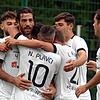 Jubel nach dem 3:1. FC 08 Villingens Angreifer Nedzad Plavci (Nummer 10) wird von seinen Mannschaftskollegen beglückwünscht. Plavci ...