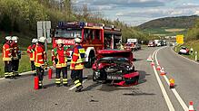 Totalschaden entstand bei dem am Unfall beteiligten Hyundai. Unser Bild zeigt Feuerwehrleute an dem Fahrzeug.