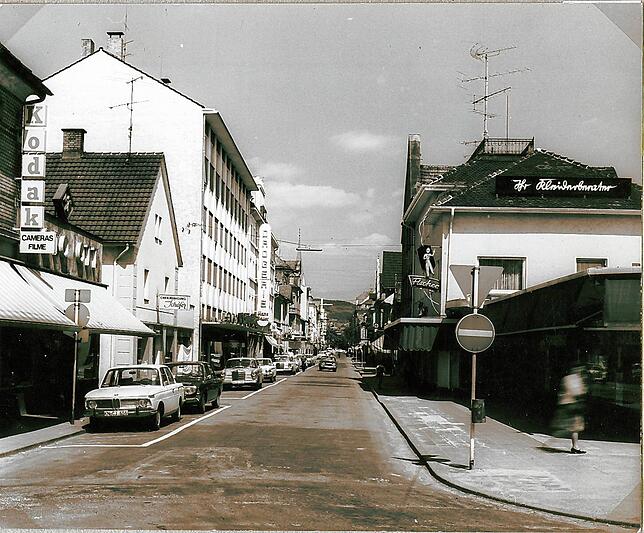 Anfang der 1970er Jahre hatte die Scheffelstraße von der Bahnhofstraße aus betrachtet noch eine völlig andere Gestalt. Am linken ...