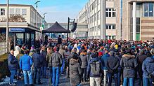 Betriebsversammlung bei RRPS: Sogar die Hallen seien undicht, so die Kritik der Beschäftigten.