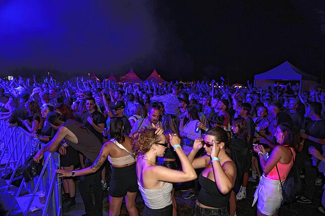 Bild 25: Elektro-Fans versammeln sich am See: Klein Venedig wird am Samstagabend zur Freiluftparty