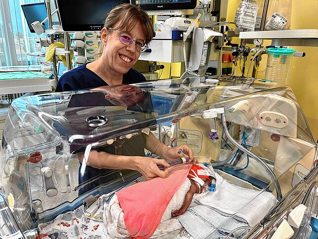 Sandra Rathgeber gibt der kleinen Luisa über eine Sonde Muttermilch, die Katharina Jachmann abgepumpt hat. Selbst trinken kann das knapp ...