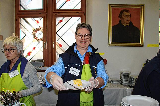 Claudia Graf ist für die Kuchenausgabe zuständig. Über 30 Kuchen werden täglich von den örtlichen Bäckereien aber auch von zahlreichen ...