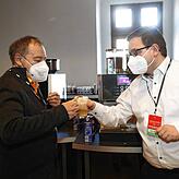 Retter in der Not: Mario Böhler, Präsident der Narrengesellschaft Niederburg und Programmchef der Fernsehfasnacht (rechts), macht Jürgen ...