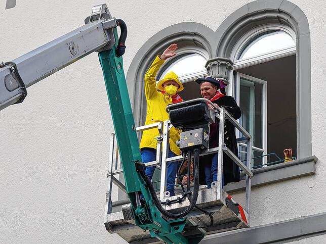 Im Korb wird OB Simon Gröger (links) am Schmutzigen Dunschtig 2022 von den Narrizella aus dem Rathaus geholt.