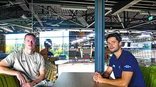 Philip Feist (links) und Daniel Schwaiger in der Schwenninger Helios-Arena beim Pressegespräch.