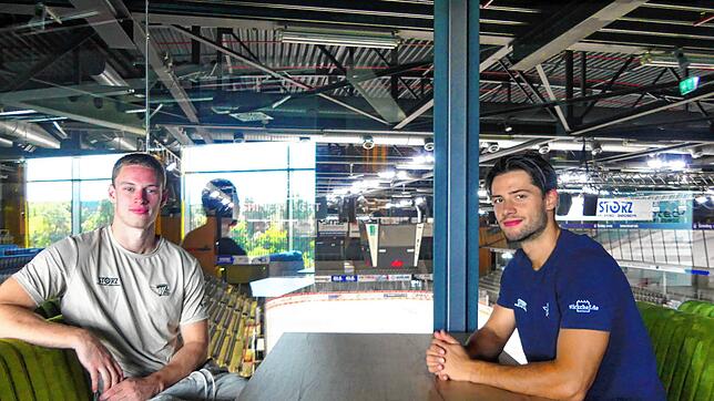 Philip Feist (links) und Daniel Schwaiger in der Schwenninger Helios-Arena beim Pressegespräch.