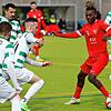 Zurück im Hegau, aber in einem anderen Trikot: Nathan Malonga (rotes Trikot), früher für den 1. FC Rielasingen-Arlen am Ball, spielt nun ...