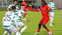 Zurück im Hegau, aber in einem anderen Trikot: Nathan Malonga (rotes Trikot), früher für den 1. FC Rielasingen-Arlen am Ball, spielt nun ...