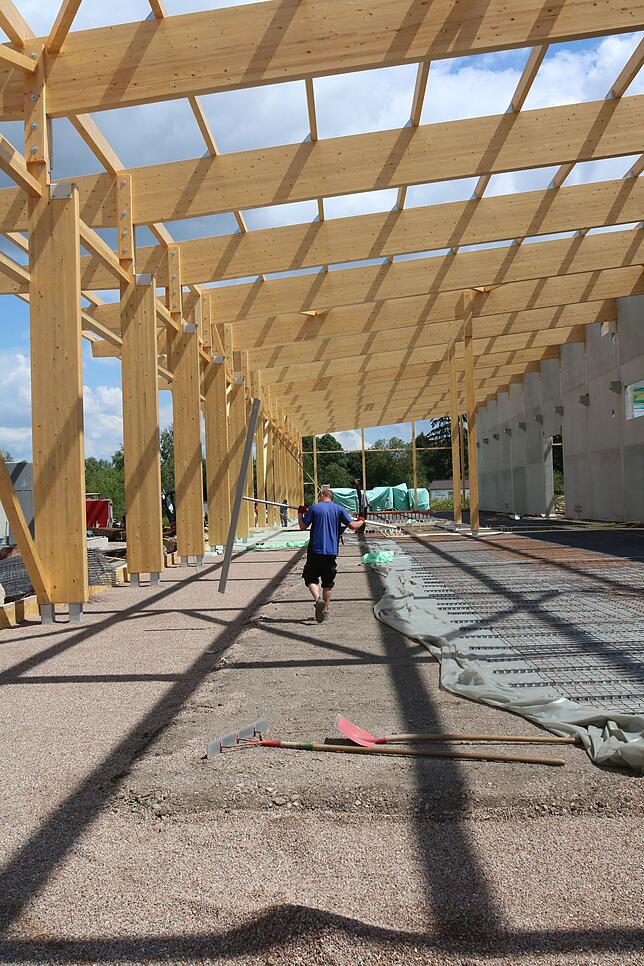 Im Vordergrund soll die Produktion der Holzdecken angesiedelt werden. Anfang September möchte die Fertigbaufirme die Produktion in ...