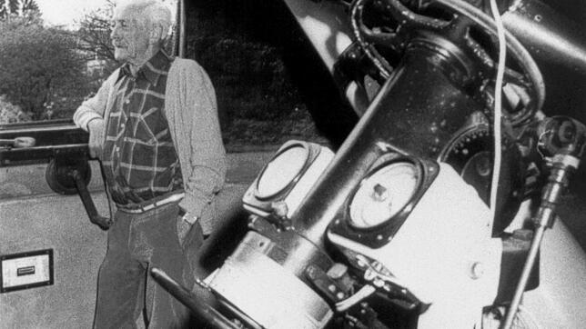Bruno Müller (1907-2005) war Gründer der Überlinger Sternwarte, die 1957 eingeweiht wurde. Hier posiert er stolz vor dem Teleskop. Das ...
