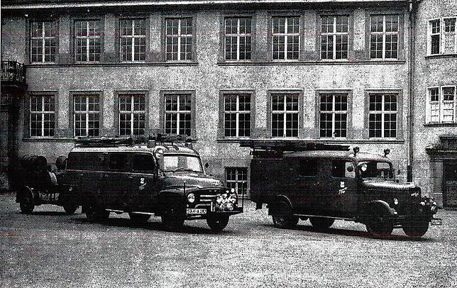Der Opel-Blitz von 1965 mit dem Vorgängermodell von 1948 (&ldquo;Jonathan&ldquo;). Beide Fahrzeuge wurden nach ihrer Ausmusterung ...