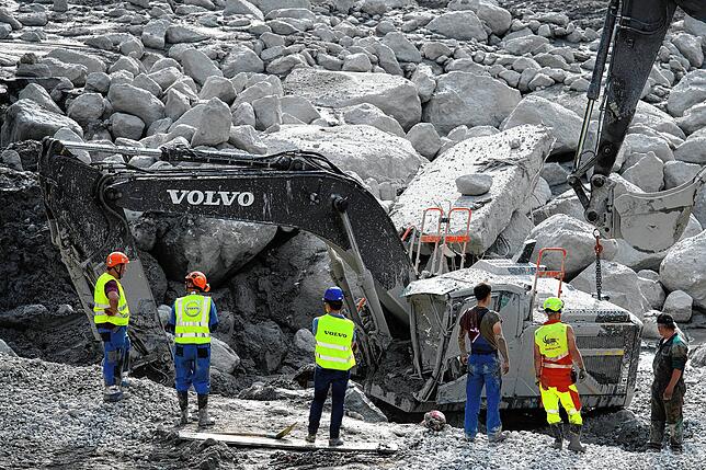 Vor dem Transport müssen Felsen von Baumaschinen zerkleinert werden.