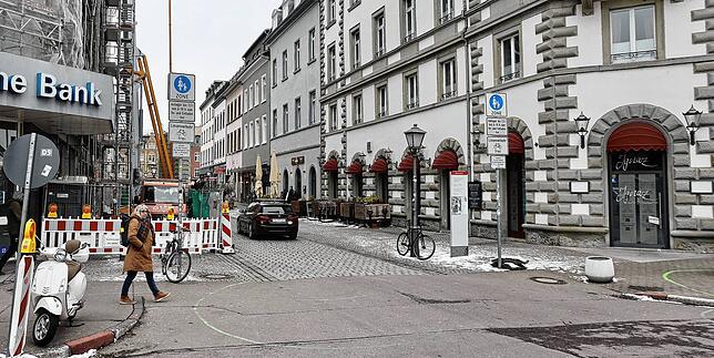 Bislang nicht erlaubt, aber künftig dürfen Autos an Hochlasttagen mit viel Verkehr auch vom Bahnhofplatz nach links in die Bahnhofstraße ...