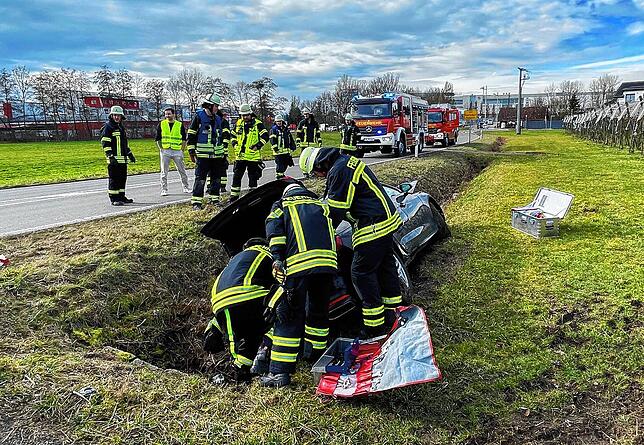 Die Feuerwehrleute klemmten die Fahrzeugbatterie ab, in dem Audi hatten etliche Airbags ausgelöst.