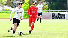 Punkt gesichert: Der Wehrer Nachwuchsmann Marco Hanser (links) war beim 2:2 der SG FC Wehr/Brennet gegen den TuS Binzen auch von Felix ...