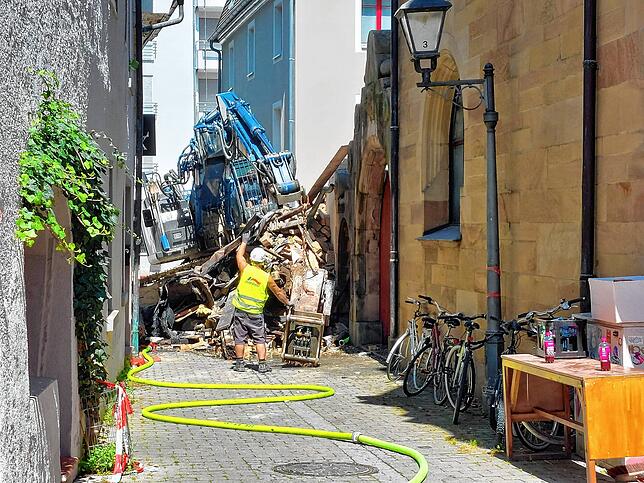 Das hintere Gebäude war nicht zu halten. Eine Baufirma ist schon mit Abbrucharbeiten beschäftigt, ebenso mit dem Abtransport des ...