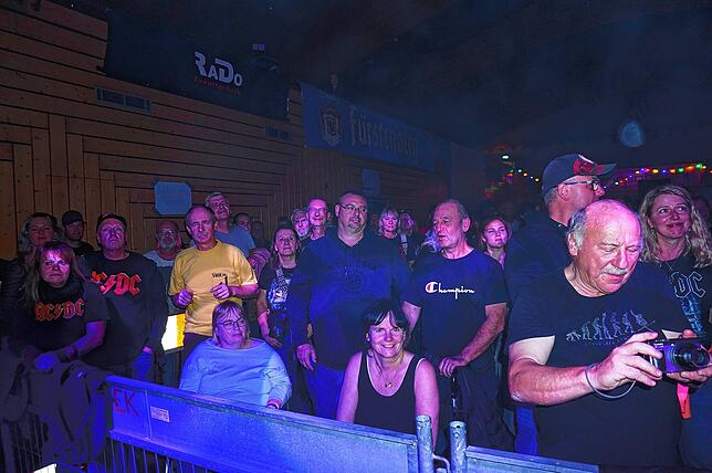 Bild 14: Barock serviert musikalisches Feuerwerk: Bilder der AC/DC Tribute Show in Unadingen