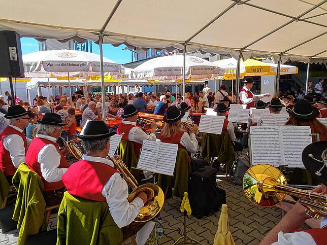 Beim Feuerwehrhaus von Oberteuringen spielte am Sonntag die Musik: Die Trachtenkapelle des Musikvereins unterhielt beim Frühschoppen.