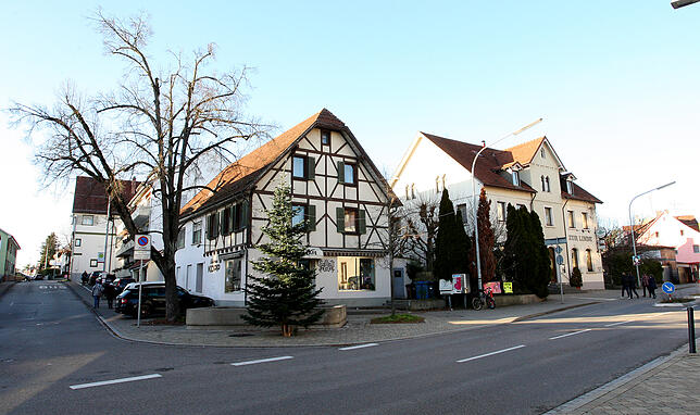 Das Gasthaus Linde (rechts) und das Bäckereigebäude (Fachwerkhaus links) in Wollmatingen sollen abgerissen werden.