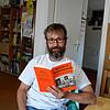 Tony Heizmann hat zwölf Märchen übersetzt. Jetzt können Eltern ihren Kinder auf Baaremerisch vorlesen.Bild: Stephanie Jakober
