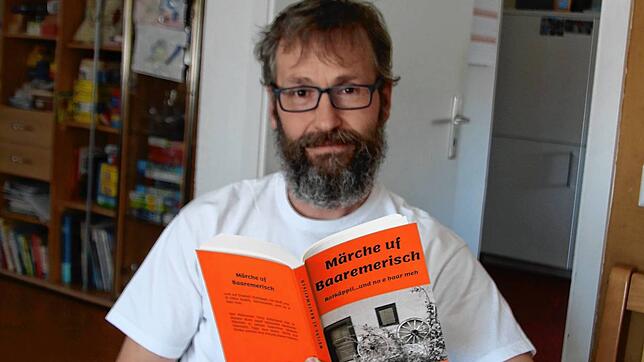 Tony Heizmann hat zwölf Märchen übersetzt. Jetzt können Eltern ihren Kinder auf Baaremerisch vorlesen.Bild: Stephanie Jakober