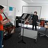 Nadia Sofokleous, Leiterin der Bläserabteilung der Musikakademie, unterrichtet Simon Eisele unter Einhaltung strenger Corona-Auflagen ...