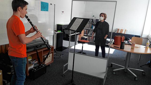 Nadia Sofokleous, Leiterin der Bläserabteilung der Musikakademie, unterrichtet Simon Eisele unter Einhaltung strenger Corona-Auflagen ...