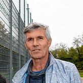 Axel Tabertshofer von der IG Sport vor dem bestehenden Kunstrasenplatz.