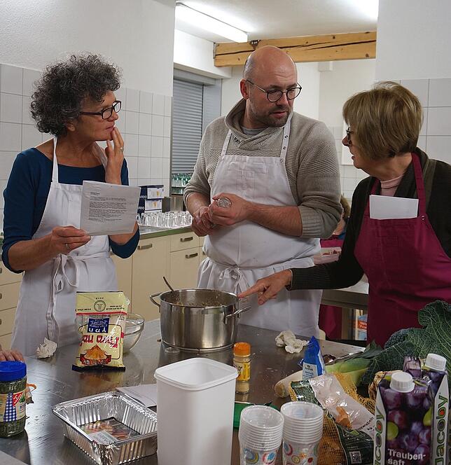 Alles richtig? Monika Arnold aus Brunnadern (von links), Christian Adeler aus Lauchringen und Roswitha Uecker aus Albbruck beratschlagen ...