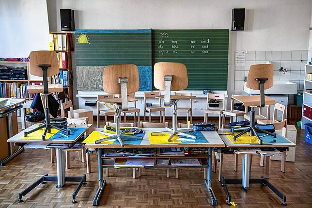 Blick in ein leeres Klassenzimmer.