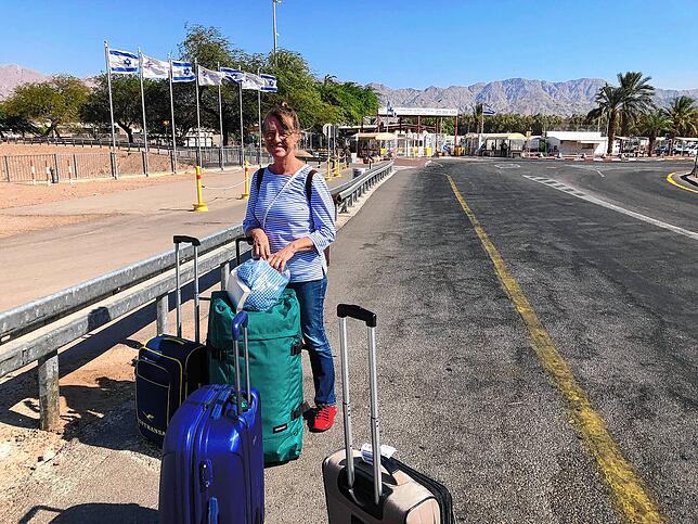 Regine Klusmann mit Koffern am Grenzübergang zwischen der israelischen Stadt Eilat und der jordanischen Stadt Aqaba.