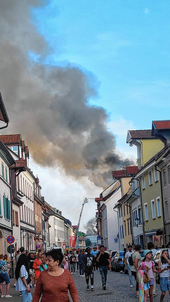 Leser Lois Pulver beobachtet den Feuerwehreinsatz aus angemessener Entfernung.