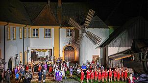 Die Waldshuter Chilbi brachte mit buntem Treiben und purer Lebensfreude eine willkommene Auflockerung auf die Freilichtbühne. Foto: Iris ...