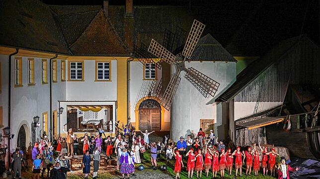 Die Waldshuter Chilbi brachte mit buntem Treiben und purer Lebensfreude eine willkommene Auflockerung auf die Freilichtbühne. Foto: Iris ...