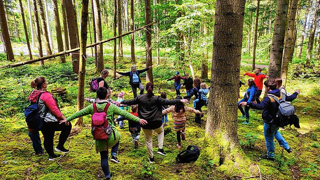 Walderlebnis im Heilklima: Mit Bewegungs- und Achtsamkeitsübungen erlebten die Kinder beim Ferienprogramm die Natur mit allen Sinnen. ...