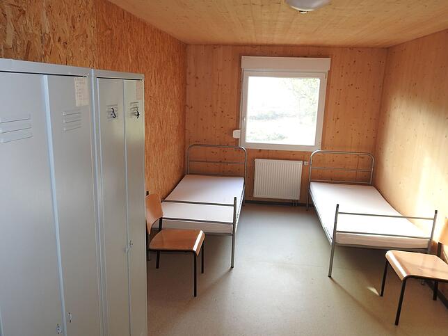Spartanisch: Eine menschenwürdige Unterbringung muss laut Gesetzt gewährleistet sein. Diese sieht ein Bett einen Stuhl sowie einen ...