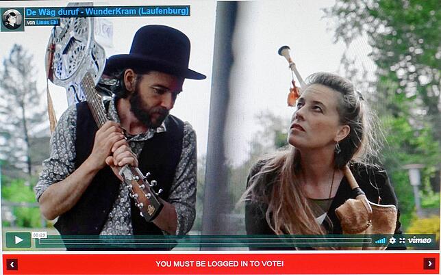 Das Musikerpaar Sonja Wunderlin und Gabriel Kramer im Skulpturengarten des Rehmann Museum in einem Video von Linus Ehi.