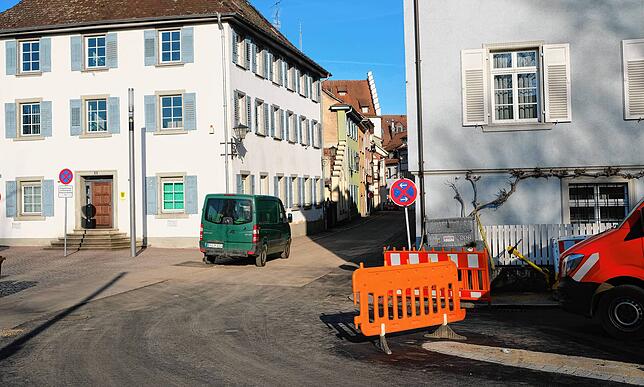 Die Fahrradspur wird bei der Einfahrt in die Hafenstraße von Osten aus Sicherheitsgründen zum Gegenverkehr hin getrennt und mit einem ...
