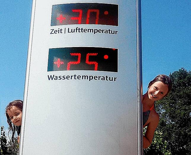 Mit Ansage: Eine große Tafel informiert die Badegäste – hier Julia (links) und Elisa aus Waldshut – über Uhrzeit und ...